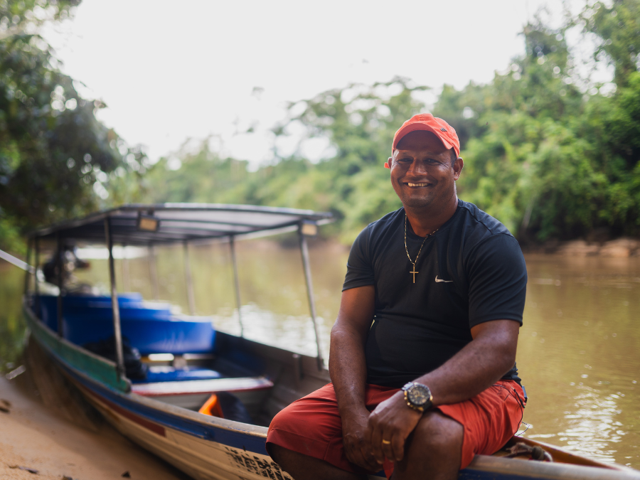 Sorriso leve e as histórias do barqueiro Marcio Rosa
