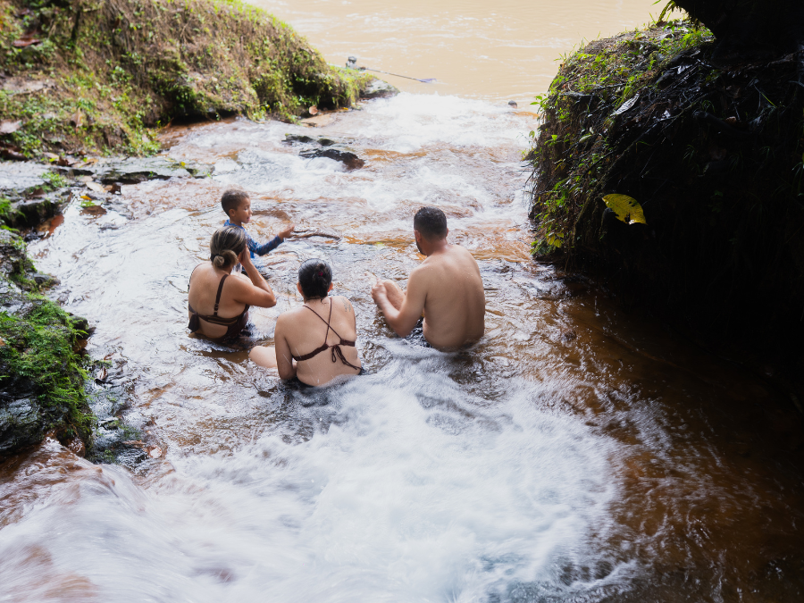 Piscinas naturais criadas pelo fluxo da água