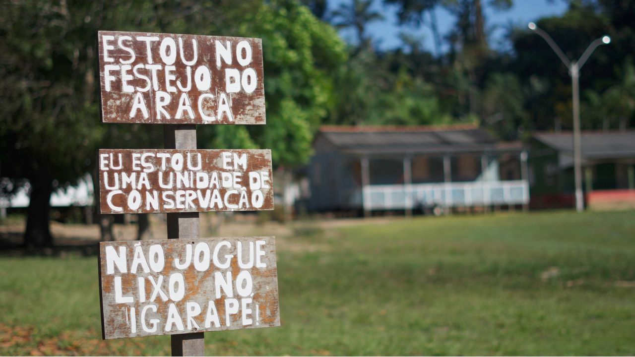 Placas feitas pela comunidade